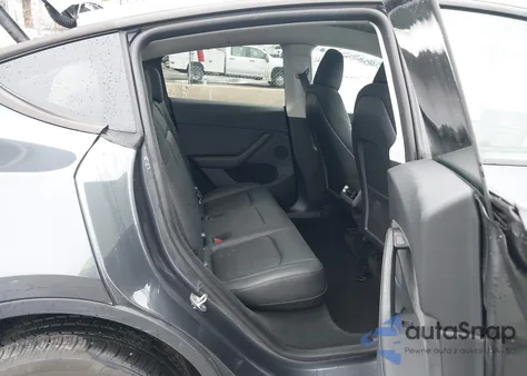2025 Tesla Model Y Long Range Dual Motor Rear-Wheel Drive z USA, uszkodzony, nr VIN 7SAYGDED8SA375060